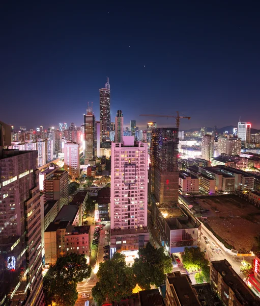 Panorama van wolkenkrabbers in een moderne stad bij nacht — Stockfoto