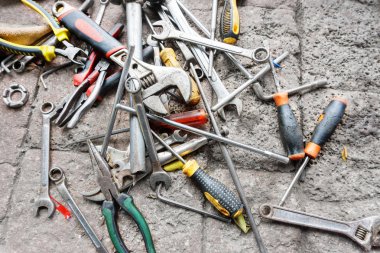 somun anahtarları ve yere Tornavidalar