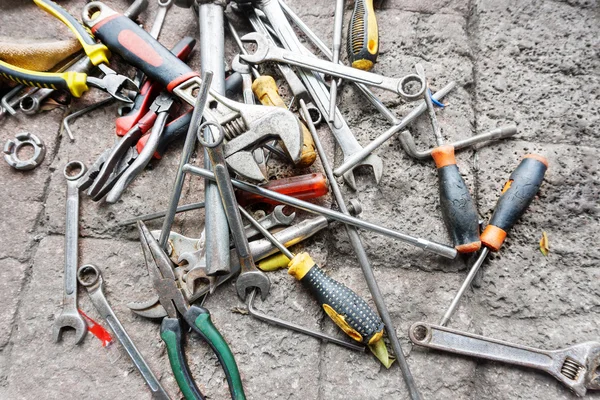 Spanners and screwdrivers on the ground — Stock Photo, Image