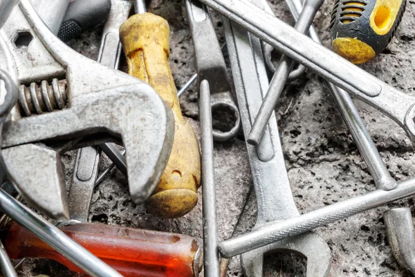 Sleutels en Schroevendraaiers op de grond — Stockfoto