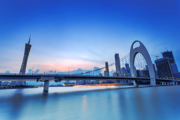 Kabel bleef brug over een rivier — Stockfoto