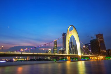 bir nehir üzerinde kaldı kablo köprü