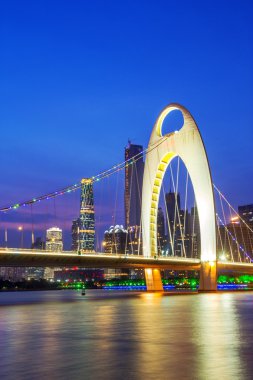 bir nehir üzerinde kaldı kablo köprü