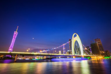 bir nehir üzerinde kaldı kablo köprü