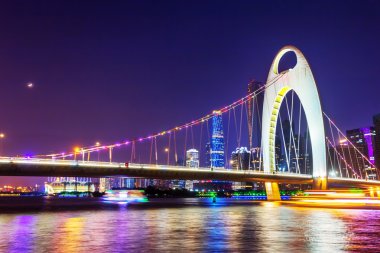 bir nehir üzerinde kaldı kablo köprü