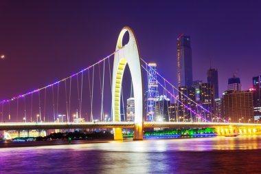 bir nehir üzerinde kaldı kablo köprü