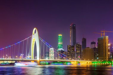 bir nehir üzerinde kaldı kablo köprü