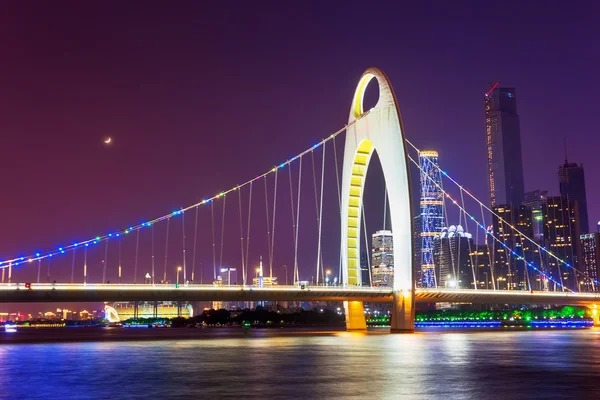 Kabel bleef brug over een rivier — Stockfoto