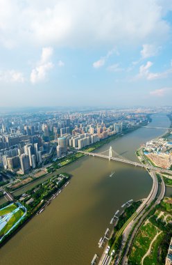 Gökdelenler ve bir nehir manzarası