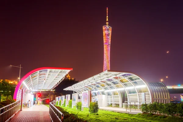 Pflaster eines Parks in der Nähe eines Wahrzeichens — Stockfoto