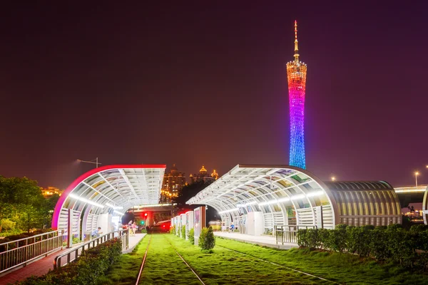 Pflaster eines Parks in der Nähe eines Wahrzeichens — Stockfoto