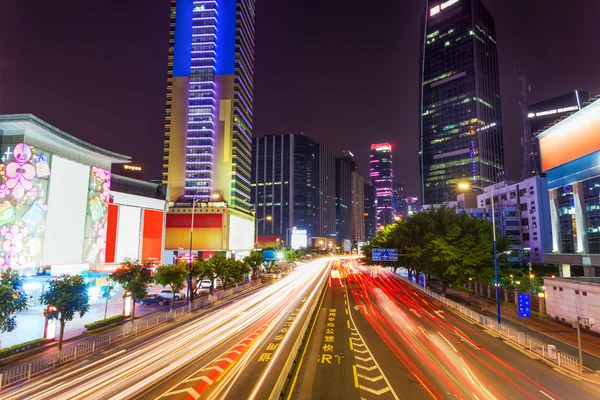 Calle y bloques de apartamentos en una ciudad moderna — Foto de Stock