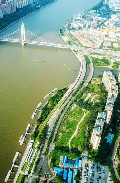 摩天大楼和河流的全景 — 图库照片