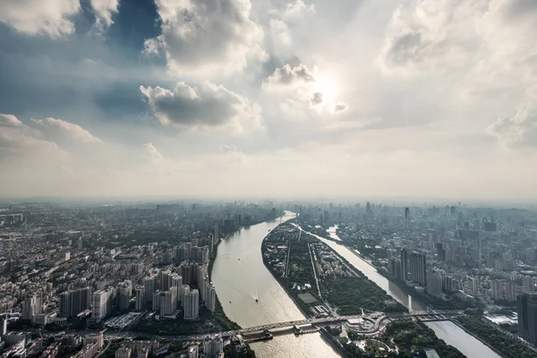 Panorama di grattacieli e un fiume — Foto Stock
