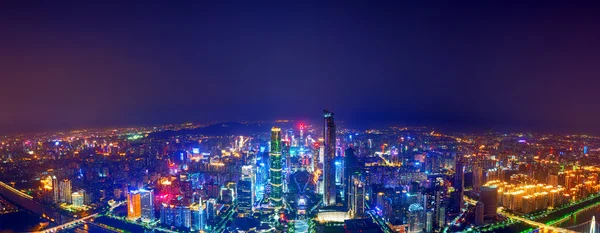 Panorama mrakodrapů v noci — Stock fotografie