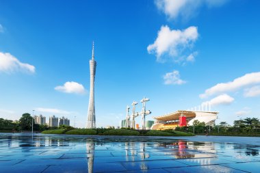 Modern köşeli ve gökdelenler mavi gökyüzü altında