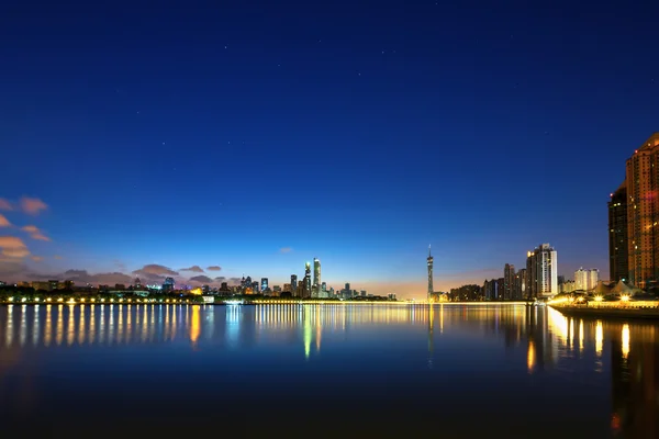 Grattacieli vicino al fiume di notte — Foto Stock