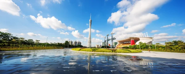 Plaza moderna y rascacielos bajo el cielo azul — Foto de Stock