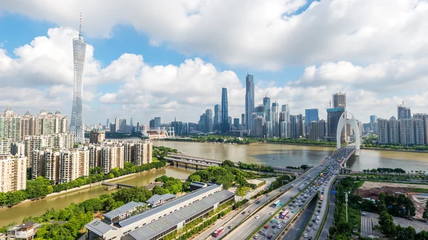 Puente sobre un río en Guangzhou —  Fotos de Stock