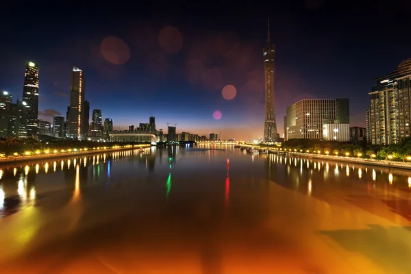 Architetture e luce al neon lungo il fiume — Foto Stock