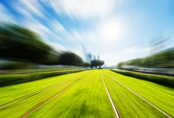 Ferrocarriles junto con árboles y Groenlandia —  Fotos de Stock