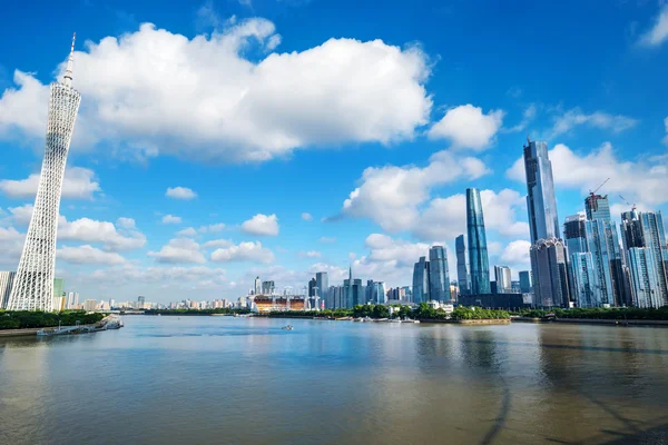 Rivier en wolkenkrabbers in Guangzhou — Stockfoto