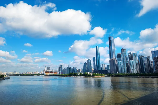Floden och skyskrapor i Guangzhou — Stockfoto