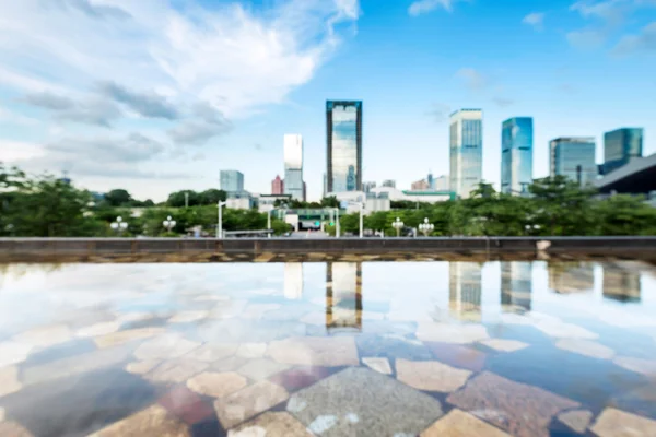 Gratte-ciel au bord de l'eau de Shenzhen — Photo