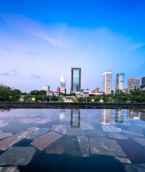 Gratte-ciel au bord de l'eau de Shenzhen — Photo