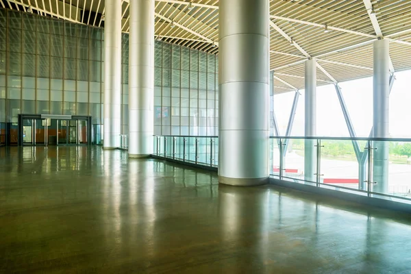 Steel pillars and wooden ceiling — Stock Photo, Image