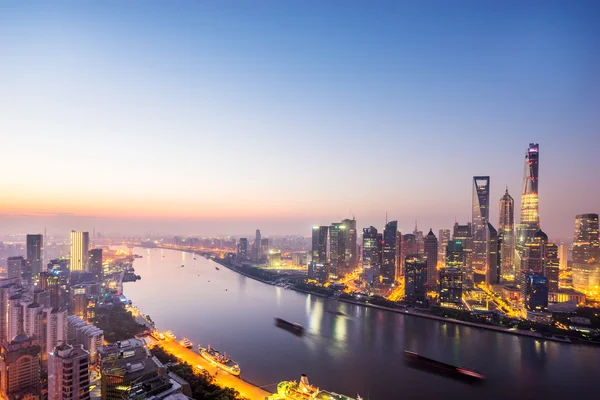 夕暮れ時に川の周りの中国の都市の高層ビル — ストック写真