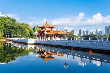 yapay bir göl üzerinde Galeri köprü