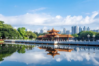 yapay bir göl üzerinde Galeri köprü