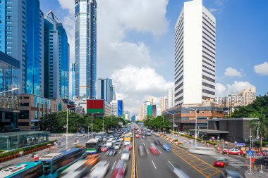 bir asfalt yolda yoğun trafik