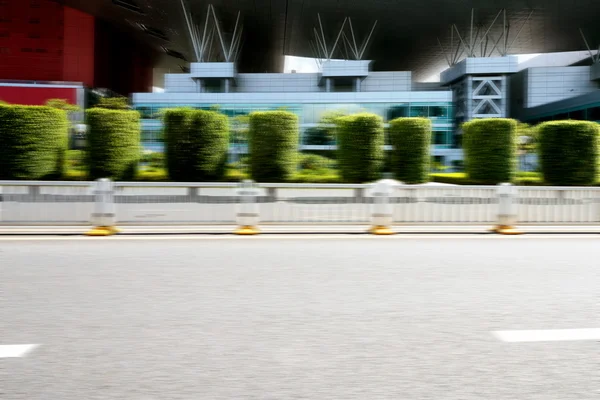 Estrada de asfalto fora de um museu — Fotografia de Stock