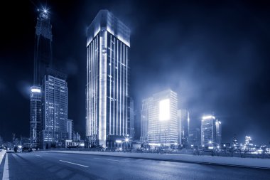 Asfalt yola yakın gökdelenler geceleri