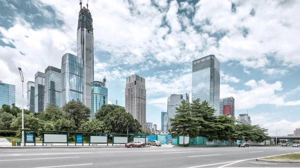 近代的な街と高層ビル — ストック写真