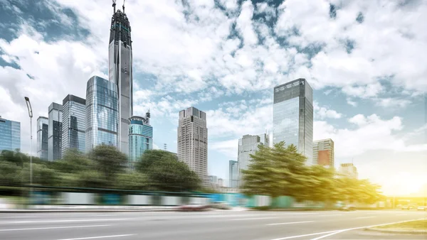 Moderne Stadtstraße und Wolkenkratzer — Stockfoto