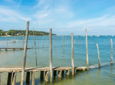 Deniz kıyısında tarafından ahşap iskeleler