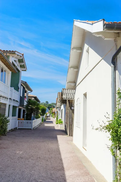 Cabanes à côté d'une ruelle d'un petit pays — Photo