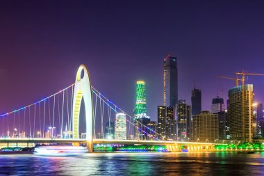 bir nehir üzerinde kaldı kablo köprü