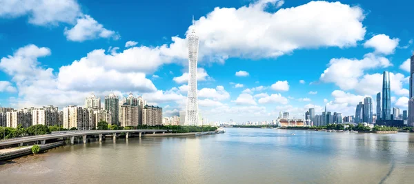 Bron och landmärke i en modern stad — Stockfoto