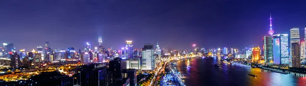 城市和一条河的夜景 — 图库照片