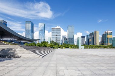 Modern bir şehrin boş mermer karesi