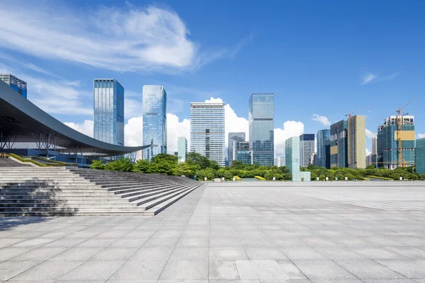 Modern bir şehrin boş mermer karesi