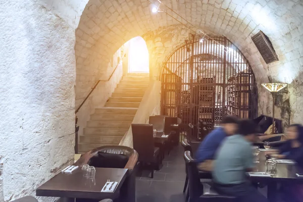 Vintage restaurant underground with stone vault — Stock Photo, Image