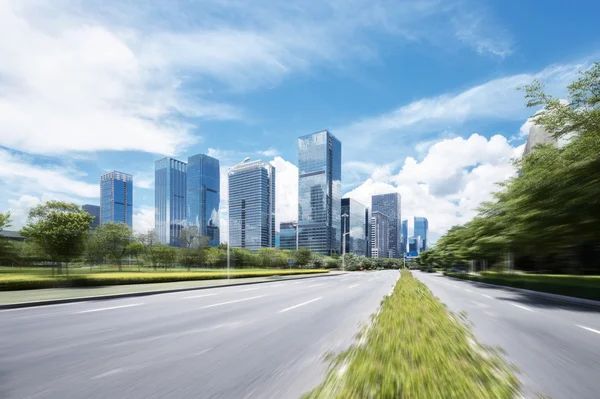 Estrada de asfalto de uma cidade moderna — Fotografia de Stock