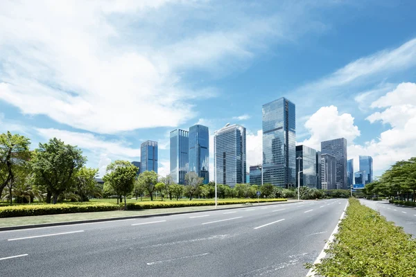 Camino de asfalto de una ciudad moderna — Foto de Stock