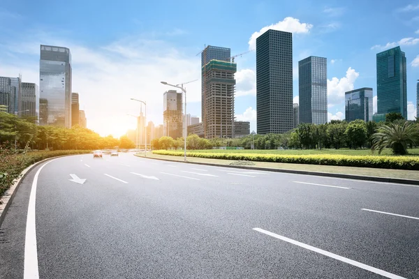 Asfalt yol, modern bir şehir — Stok fotoğraf