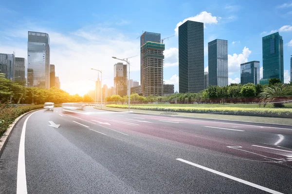 Camino de asfalto de una ciudad moderna — Foto de Stock